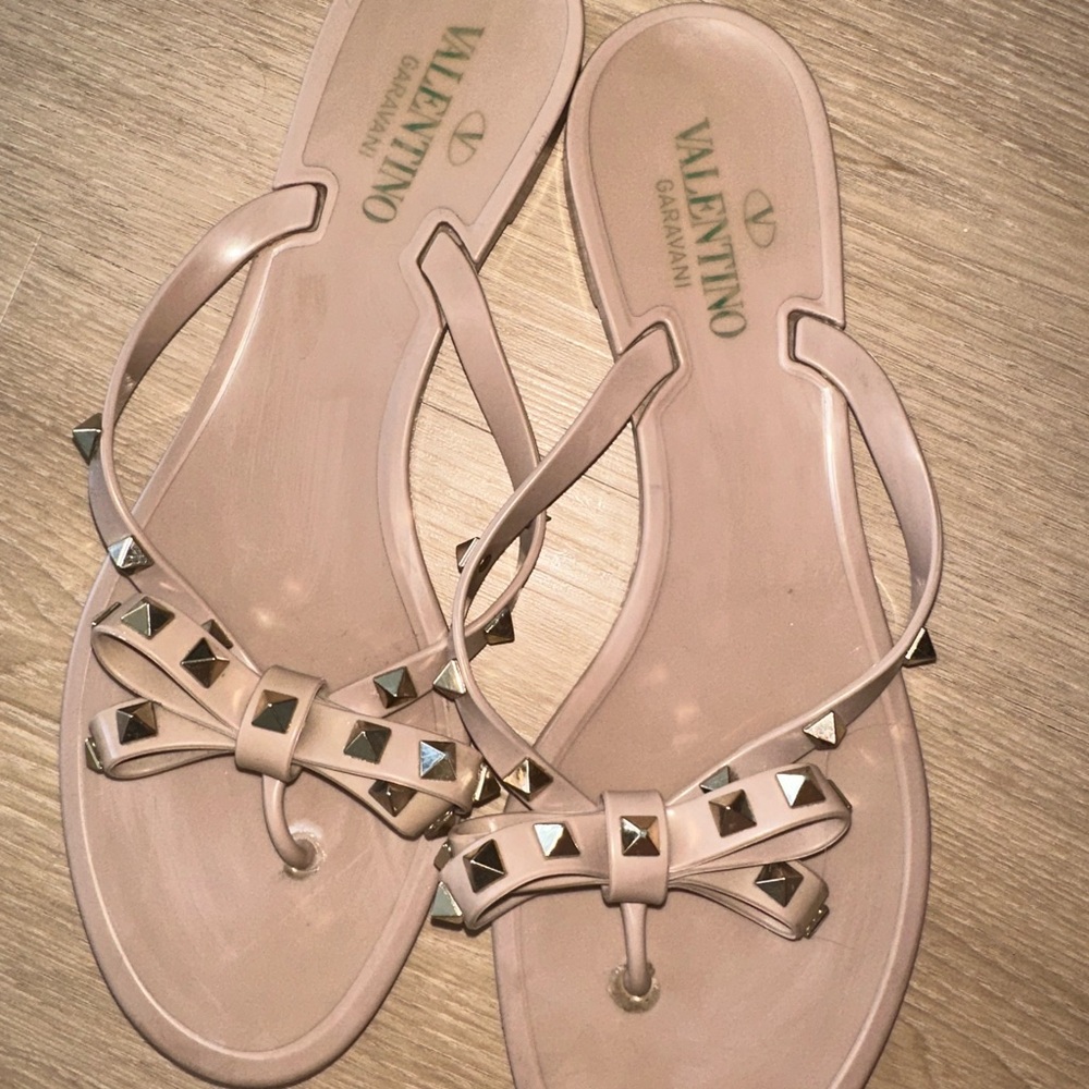 VALENTINO RUBBER ROCKSTUD THONG